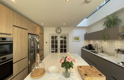 Fulwell and Hampton Hill House | Stylish & comfy home near Bushy Park