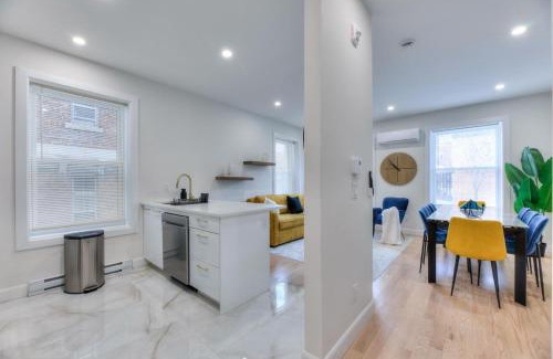 Westmount Apartment | Stylish Condo AC Wi-Fi Westmount Smart TV