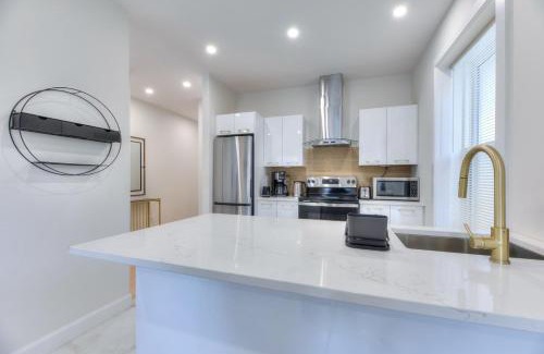Westmount Apartment | Stylish Condo AC Wi-Fi Westmount Smart TV
