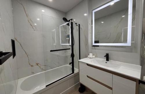 Westmount Apartment | Stylish Condo AC Wi-Fi Westmount Smart TV