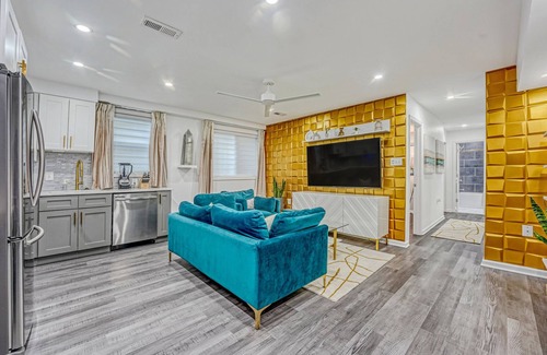 Northeast Apartment | Stylish Condo near Metro - Ideal for Long Stays/Near Metro