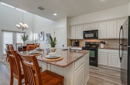 New Braunfels Condo | Stylish Condo on Golf Course, King Suite, Pool