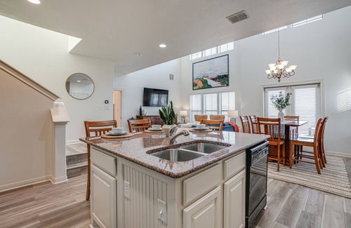 New Braunfels Condo | Stylish Condo on Golf Course, King Suite, Pool