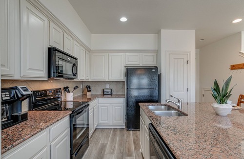 New Braunfels Condo | Stylish Condo on Golf Course, King Suite, Pool