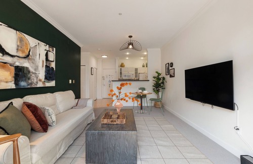 Downtown Seattle House | Stylish condo @ Seattle's Heart + Pool & Parking