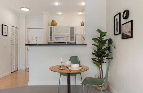 Downtown Seattle House | Stylish condo @ Seattle's Heart + Pool & Parking