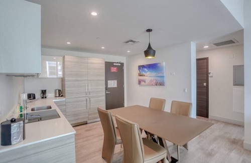 Hollywood Lakes Condo | Stylish Condo w/Partial Ocean View Retreat-CS16