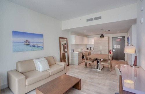 Hollywood Lakes Condo | Stylish Condo w/Partial Ocean View Retreat-CS16