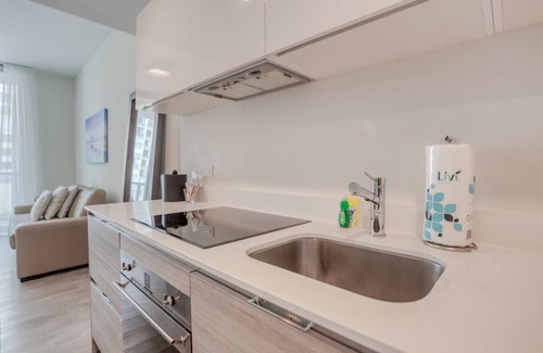 Hollywood Lakes Condo | Stylish Condo w/Partial Ocean View Retreat-CS16