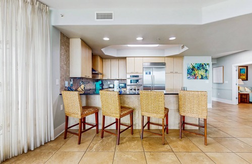 Orange Beach East Condo | Stylish Condo with Furnished Balcony, Shared Pool, Hot Tub, & Fitness Center