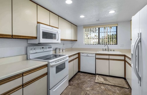 Palm Springs Condo | Stylish Condo with Private Pool & & Panoramic View