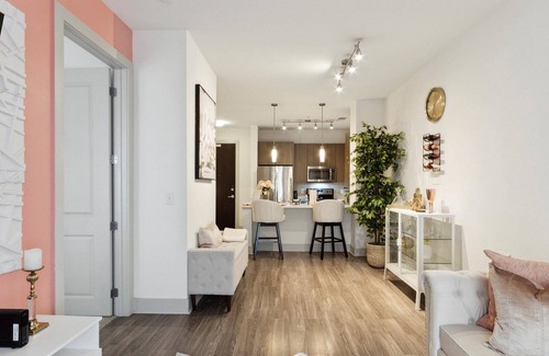 Logan Square Apartment | stylish & contemporary city home w/ parking,WiFi, W/D included.