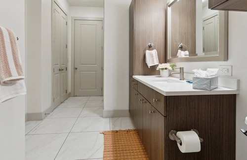 Logan Square Apartment | stylish & contemporary city home w/ parking,WiFi, W/D included.