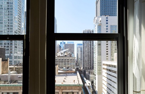 Downtown Chicago Apartment | Stylish Corner 2 Bedroom in the Heart of Chicago | Roof Deck