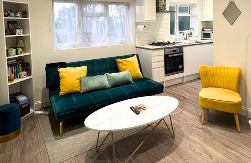 Edgware Apartment | Stylish Cosy Flat in London