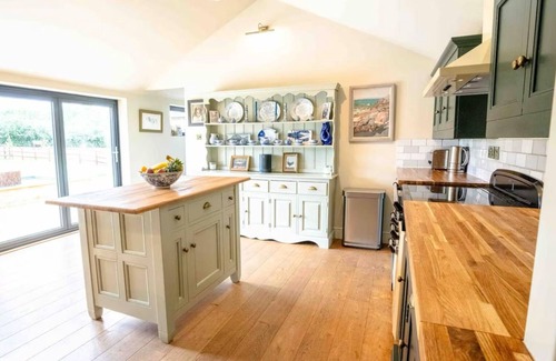 Nettleton House | Stylish Cotswold Barn Conversion with hot tub near Bath