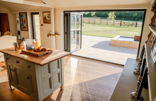Nettleton House | Stylish Cotswold Barn Conversion with hot tub near Bath