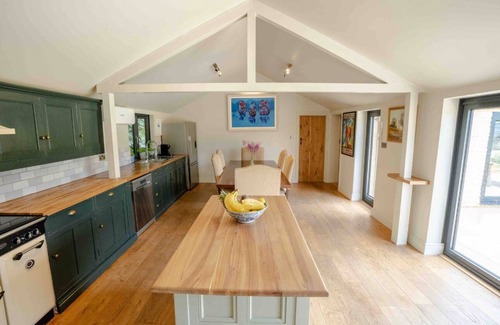 Nettleton House | Stylish Cotswold Barn Conversion with hot tub near Bath
