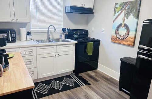 Galveston Cottage | Stylish Cottage-4 min drive to the beach w/free coffee