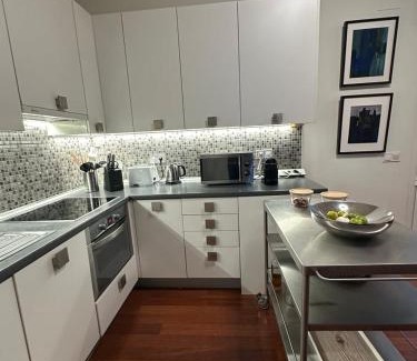 Imperial Apartment | Stylish & Cozy 1BR Steps from Royal Palace | By Airnest