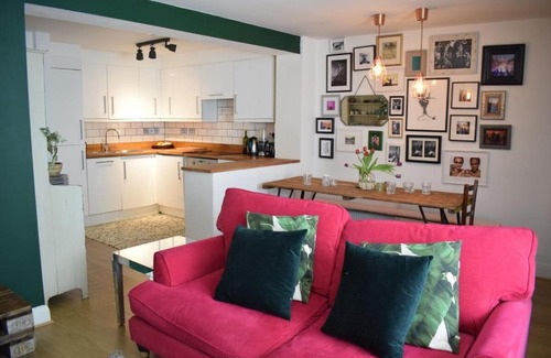 Askew Apartment | Stylish Cozy Apartment near Trendy Shepherd's Bush