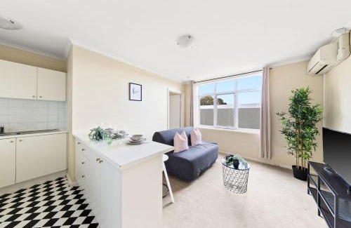 Clifton Hill Apartment | Stylish & Cozy Clifton Hill Apt with Parking