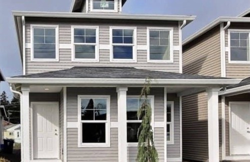 South Tacoma Apartment | Stylish cozy house that sits near Manitou Park.