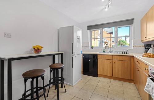 Swindon Apartment | Stylish & Cozy Retreat/Prime Location/Perfect for short & Long Stays