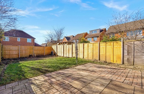 Swindon Apartment | Stylish & Cozy Retreat/Prime Location/Perfect for short & Long Stays