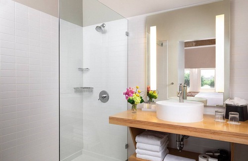 Downtown Dallas Hotel | Stylish Dallas Stay: Rooftop Pool w/City Skyline Views! Artsy Vibes