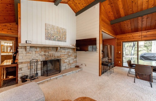 North Glade Hills House | Stylish Dog Friendly Cabin Near Lake, Trails & Skiing