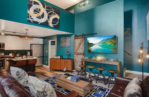 East Village Condo | Stylish DT Loft for Professionals Friends & Family