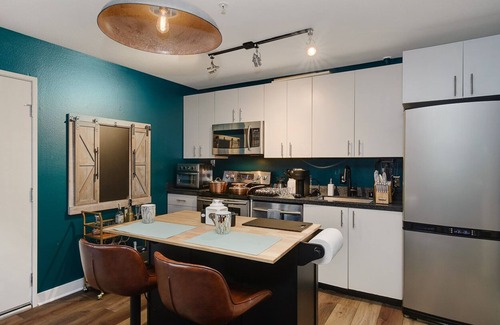 East Village Condo | Stylish DT Loft for Professionals Friends & Family