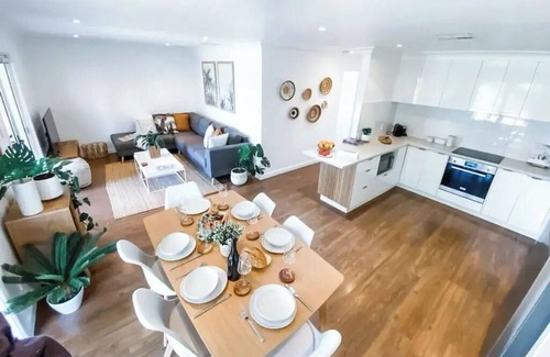 Wagga Wagga House | Stylish duplex in Prime Location!