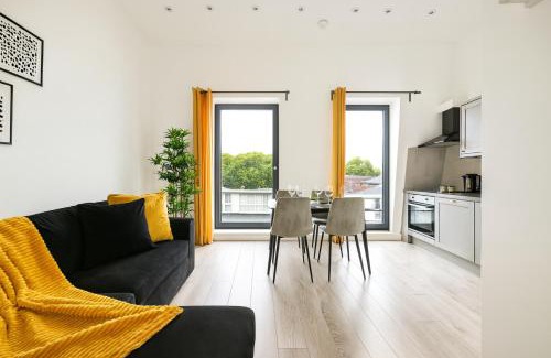 Ealing Apartment | Stylish Ealing Apt -Near Tube - Ideal For Family&Group Stay