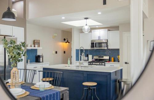 Biggs Field Apartment | Stylish Escape 3BDRM with fireplace