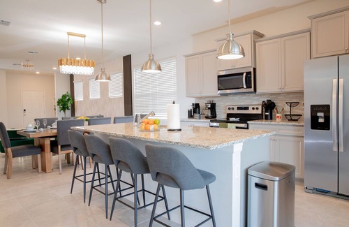 Davenport Villa | Stylish family friendly, 5 suites near Disney!