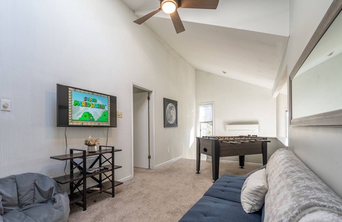 Lake Harmony House | Stylish Family & Pet Friendly Ski Retreat w HOT TUB, Fire Pit and More!