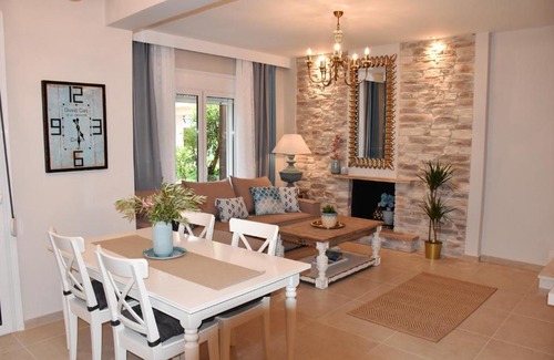 Pefkochori Villa | Stylish family villa 100m from the beach and town center