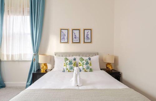 Swindon Apartment | Stylish flat in central location with free parking