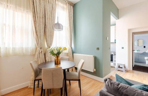 Swindon Apartment | Stylish flat in central location with free parking