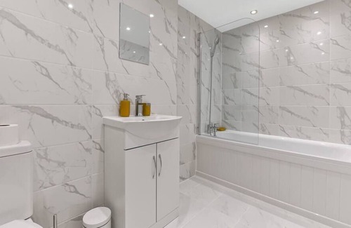 Penge Condo | Stylish Flat in Centre - Hassle Free and Peaceful!