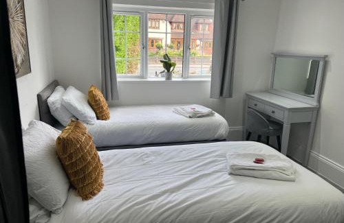 Squirrel's Heath Apartment | Stylish Flat in London
