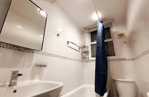 Forest Gate Apartment | Stylish Flat in London With Free Parking