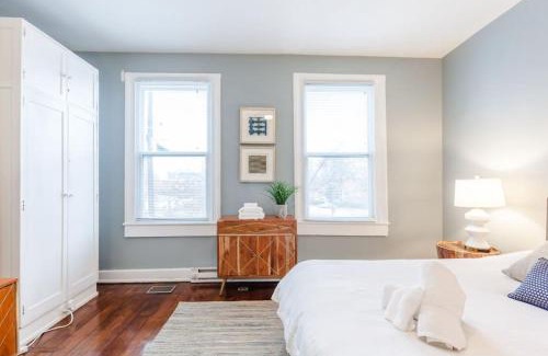 Mount Auburn Apartment | Stylish Flat in Walkable Downtown w Parking
