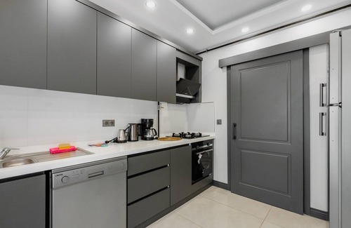 Lara Apartment | Stylish Flat w Balcony Near Lara Beach