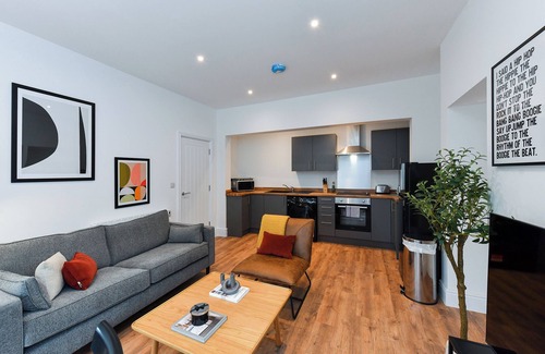 Beeston Apartment | Stylish Flat with En-Suites Near Nature & Amenities