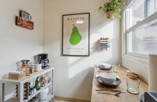 Albany Apartment | Stylish Flat with Free Parking in Downtown Albany