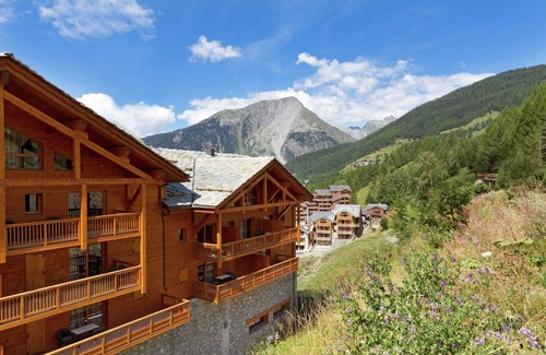 Sainte-Foy-Tarentaise Apartment | Stylish Chalet in Sainte-Foy with Spa Access