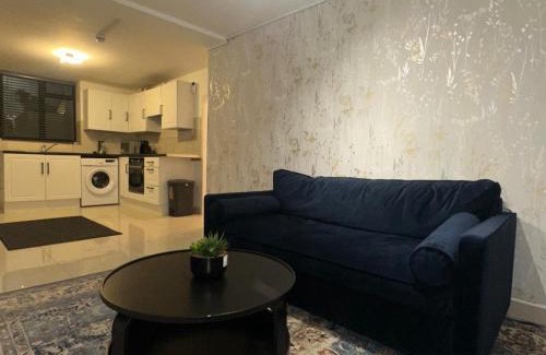 Ravenscourt Park Apartment | stylish Garden-level flat in Chiswick